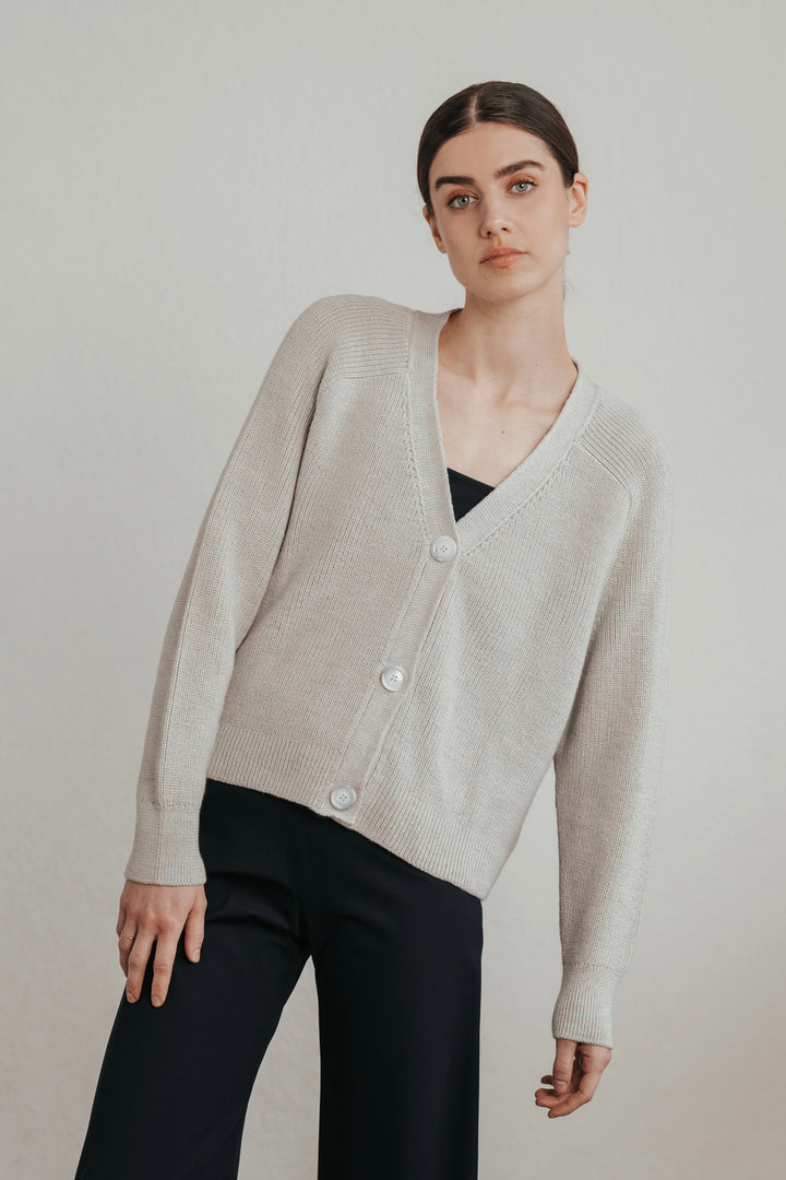 Slightly cropped cardigan made of wool (merino)