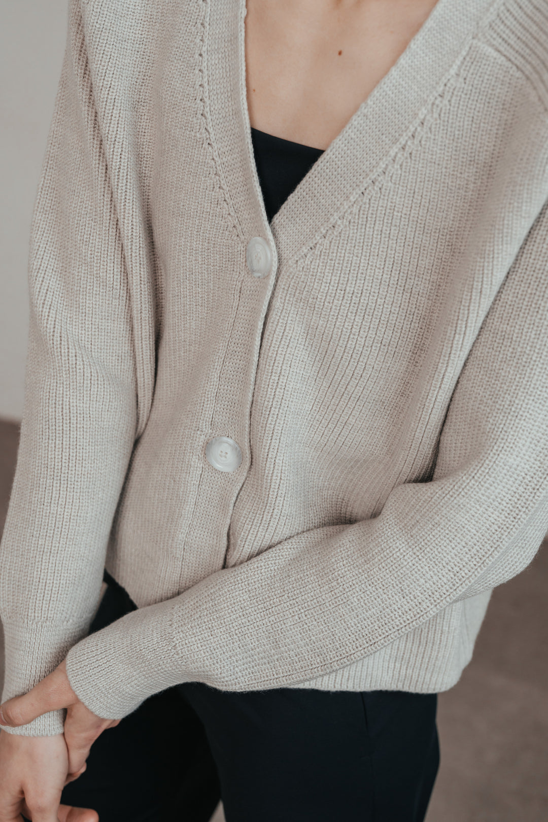 Slightly cropped cardigan made of wool (merino)