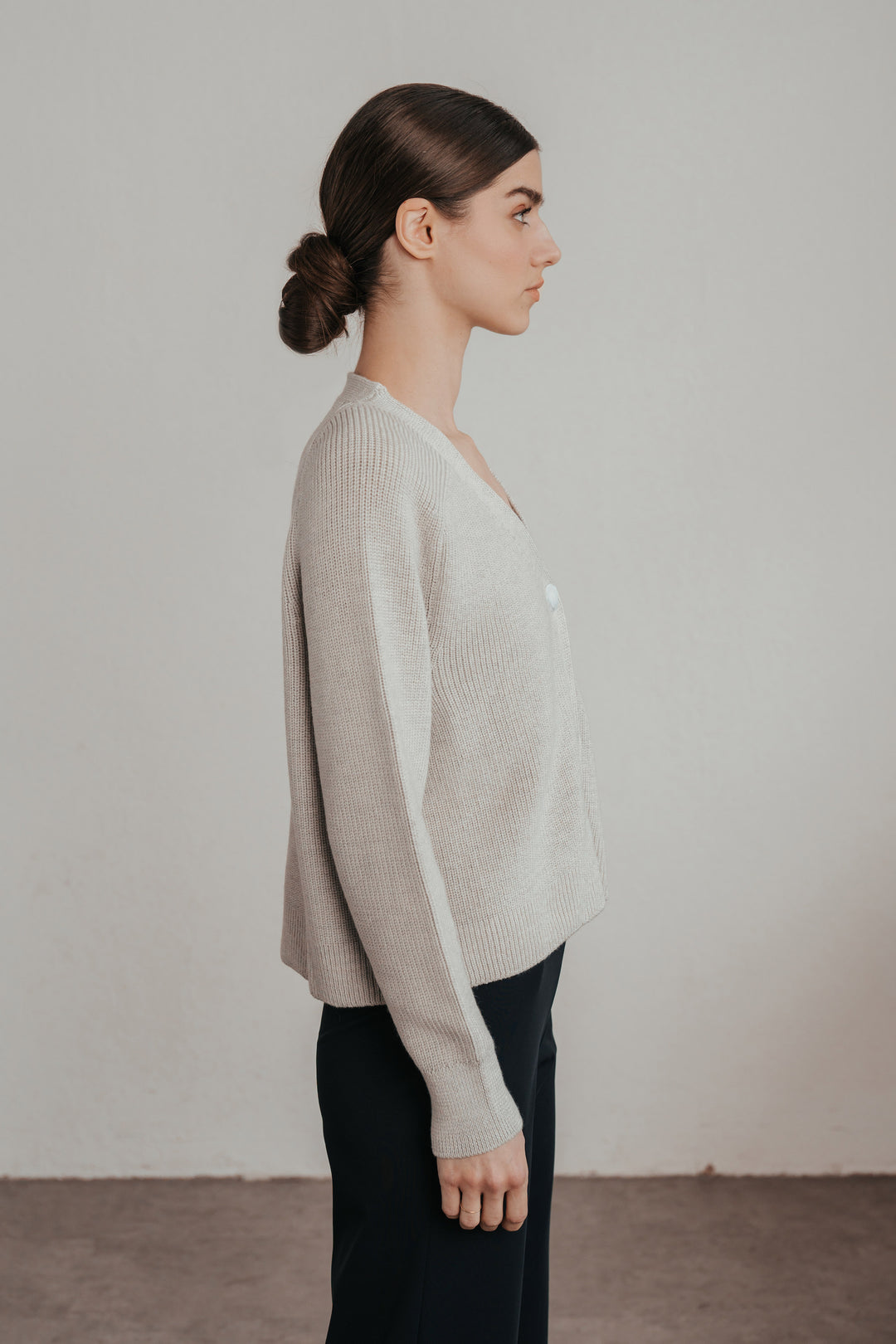 Slightly cropped cardigan made of wool (merino)