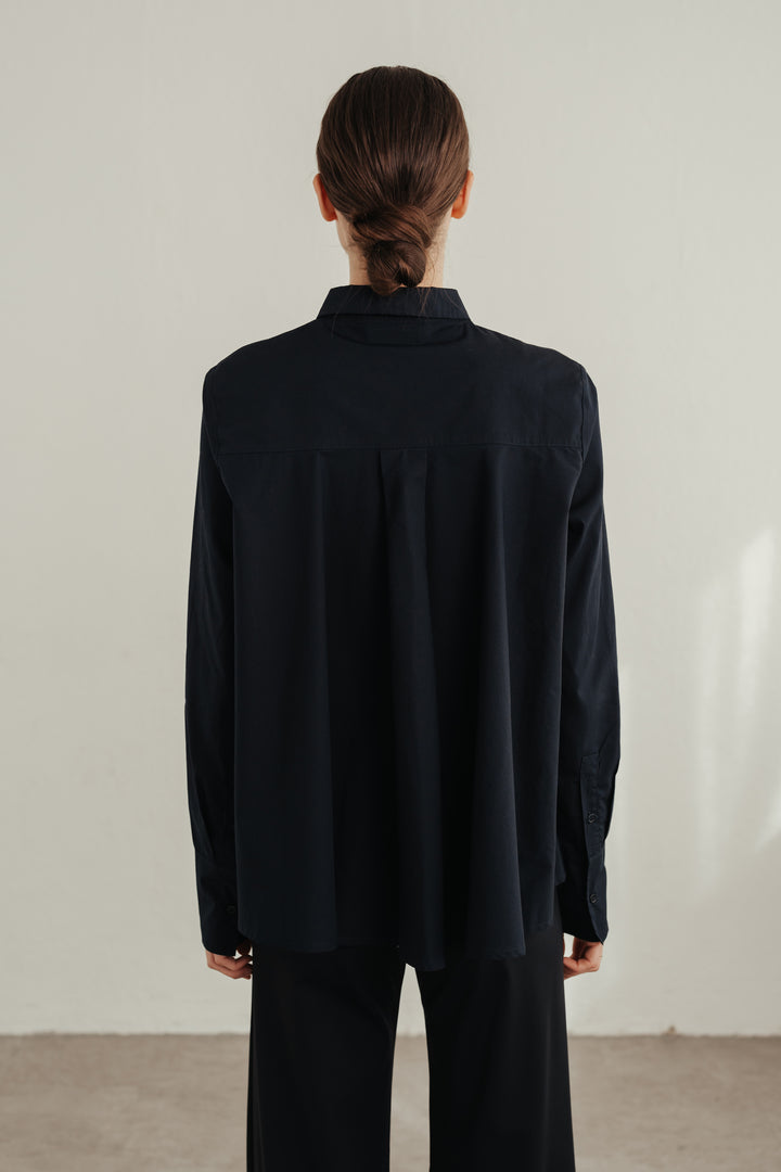 Regular fit shirt with scalloped back