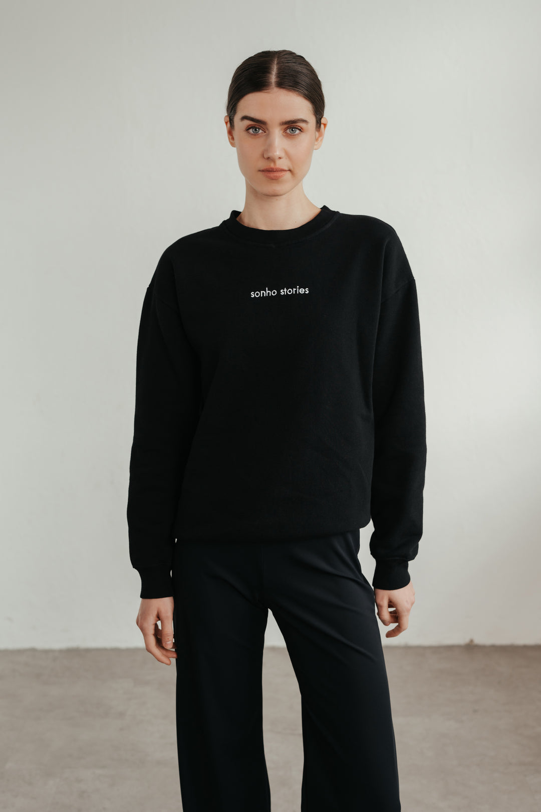 Unisex sweater with a relaxed fit and embroidered logo