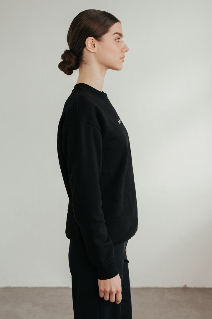 Unisex sweater with a relaxed fit and embroidered logo