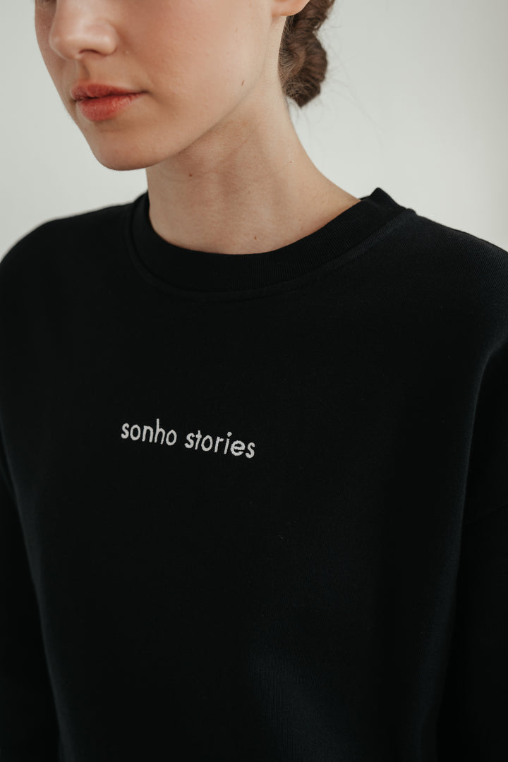 Unisex sweater with a relaxed fit and embroidered logo