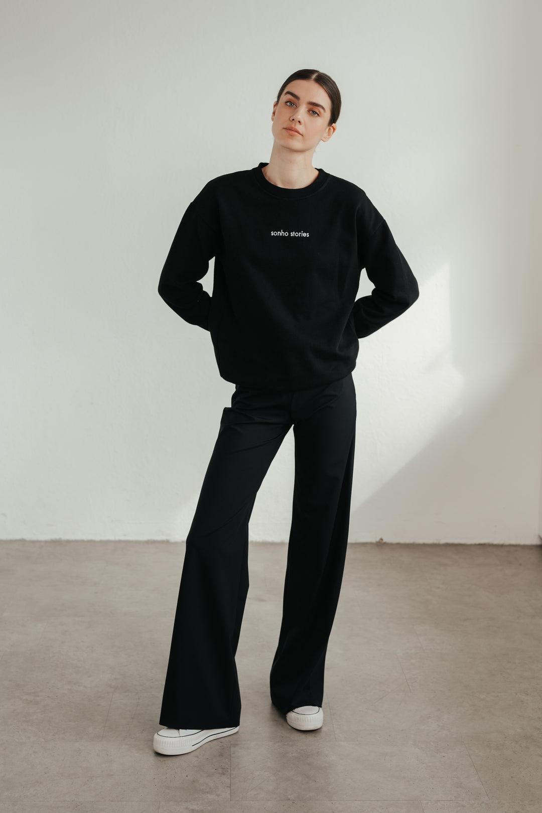 Unisex sweater with a relaxed fit and embroidered logo