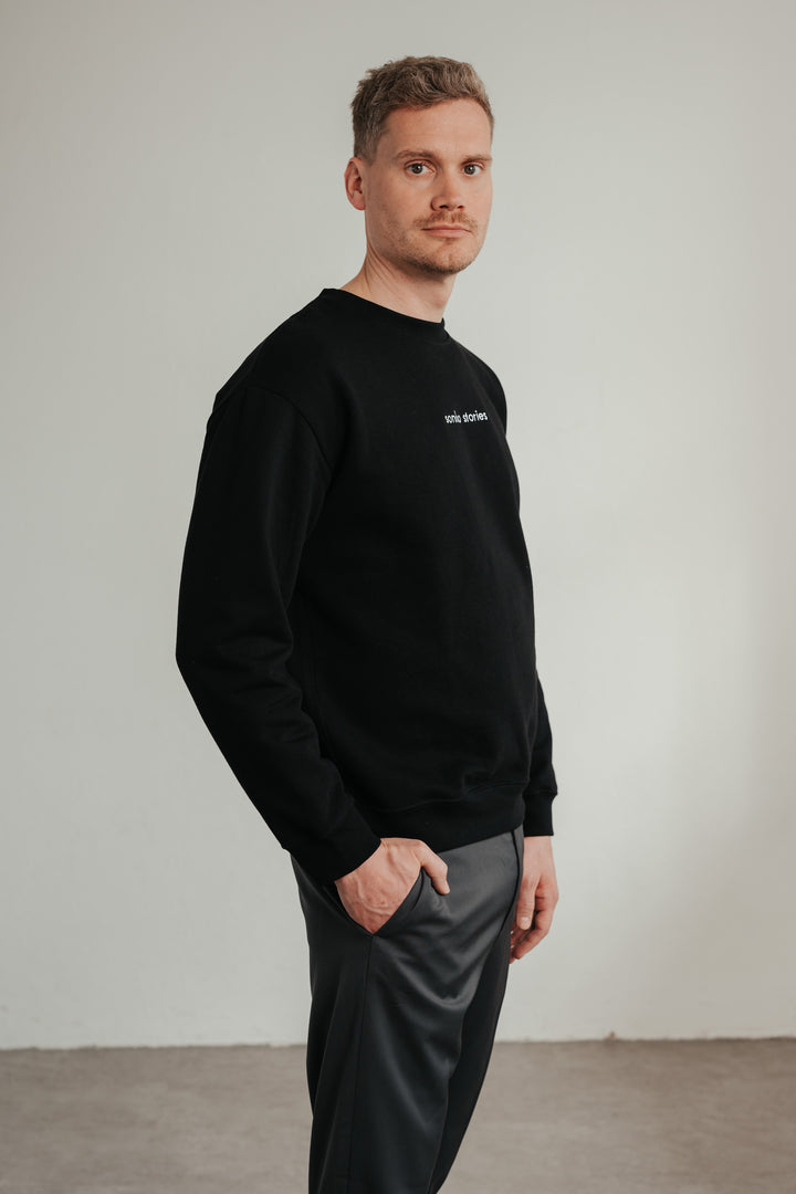 Unisex sweater with a relaxed fit and embroidered logo