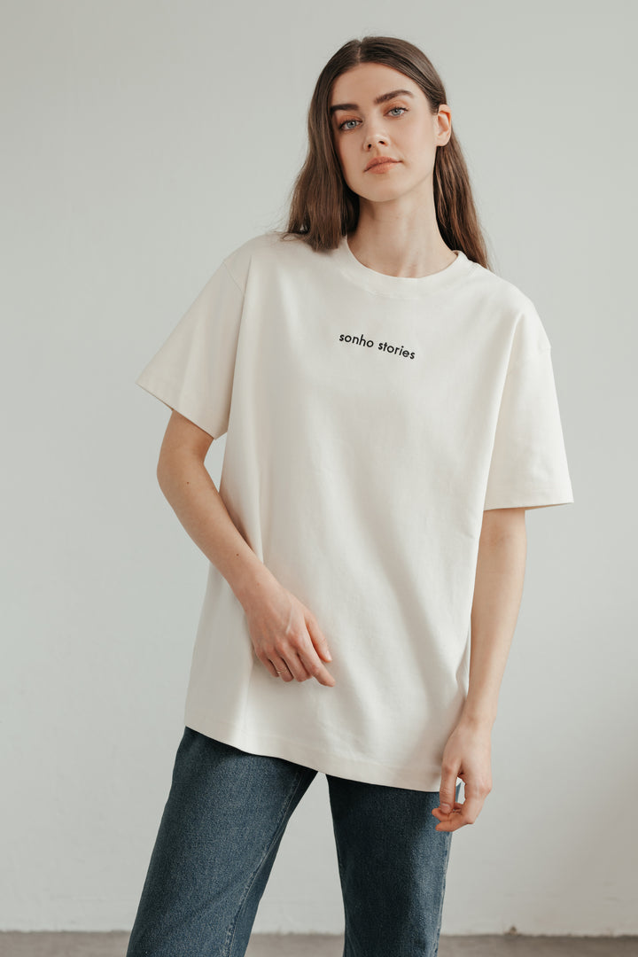 Unisex t-shirt with oversized fit and embroidered logo