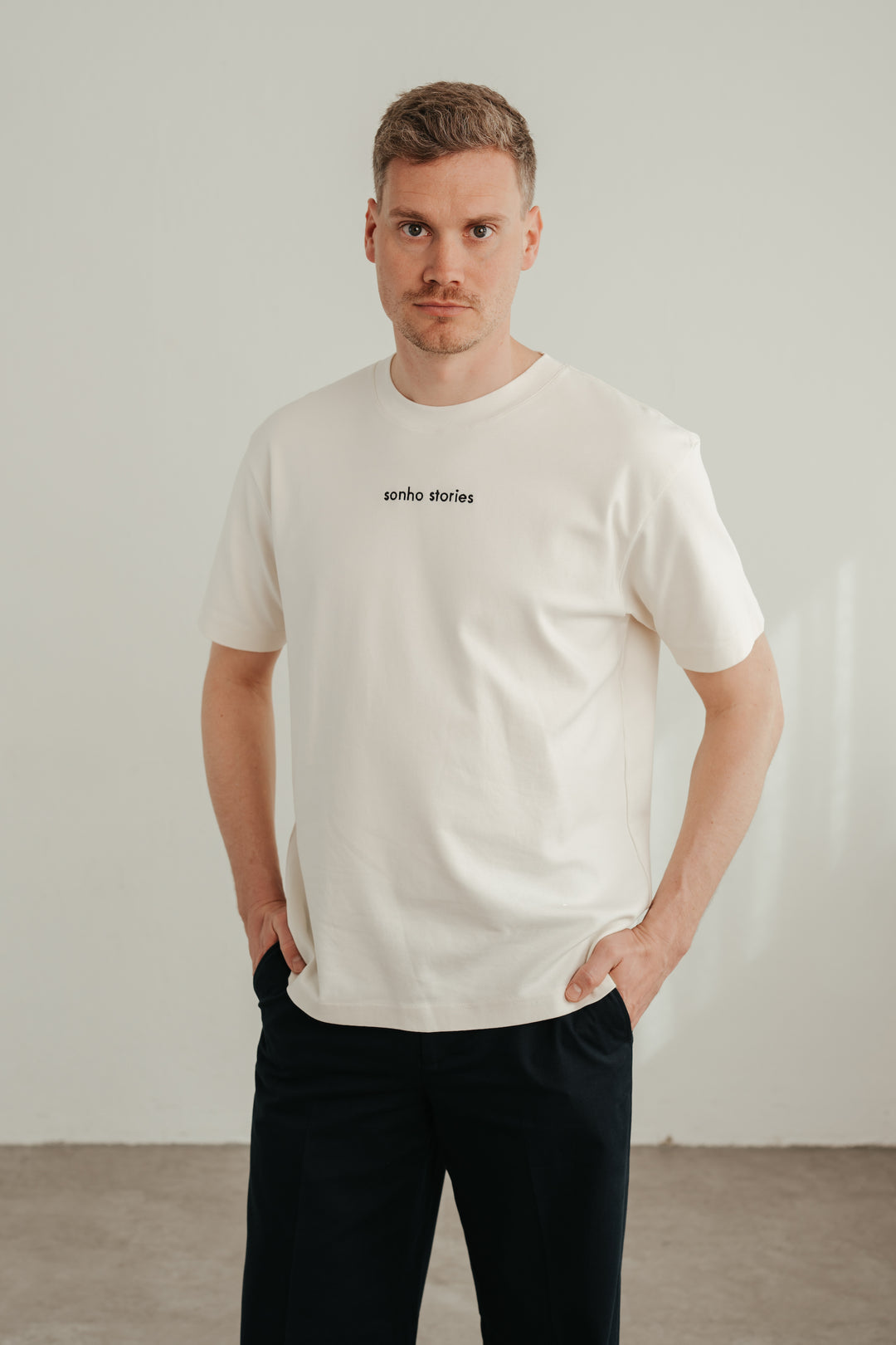 Unisex t-shirt with oversized fit and embroidered logo