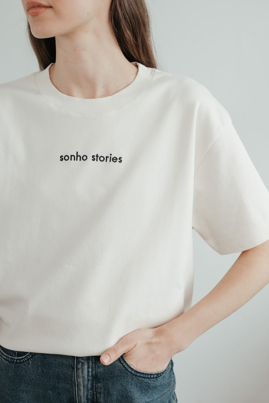 Unisex t-shirt with oversized fit and embroidered logo
