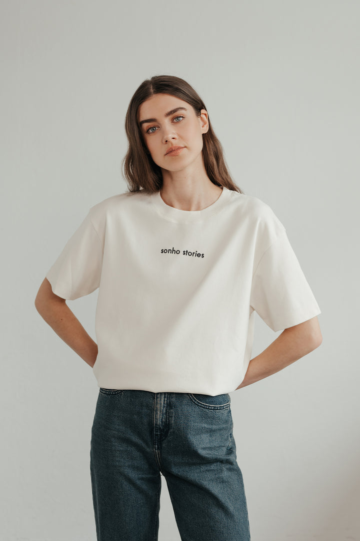 Unisex t-shirt with oversized fit and embroidered logo