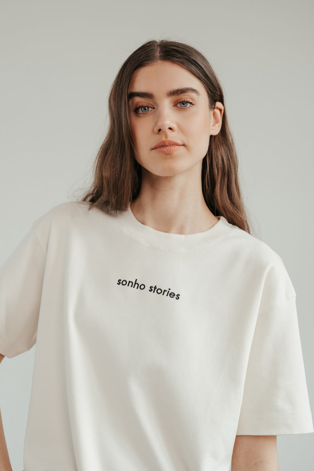 Unisex t-shirt with oversized fit and embroidered logo